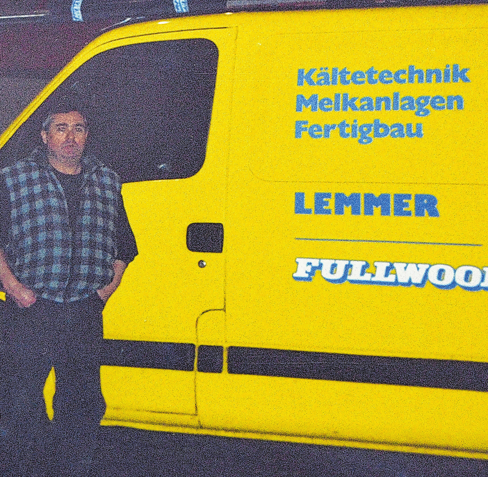 Historische Fotos: Elektromeister Heinz Furchner vor dem Firmenfahrzeug von LEMMER