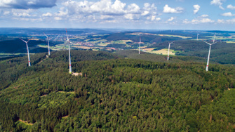 Blick auf einen Teil des bestehenden Buchenauer Windparks. Etwa in der Bildmitte liegt Bodes, am Horizont dahinter ist der Kaliberg von Unterbreizbach zu sehen.Foto: THEE