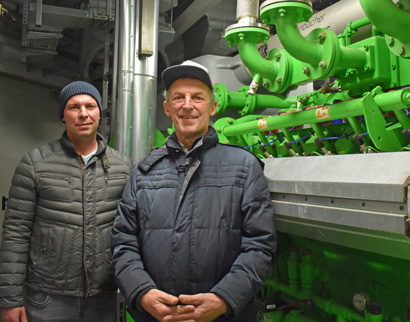 Stefan (links) und Winfried Vogt in der Herzkammer des Betriebs, dem Blockheizkraftwerk. Hier werden aus Gas Strom und Wärme erzeugt. Foto: Sabrina Mehler