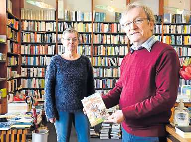 Franz Josef Burkhart mit Jutta Lewark zeigt das Buch ,,Volle Fahrt ins Abenteuer". FOTO: JOACHIM MARTIN KÖNIG