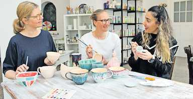 Keramikmalerin Nikisadat Khalilifar (rechts) bringt Impulse ins Atelier von Bianca Kock (links) und Vera Lill. FOTO: MONIKA KLEIN