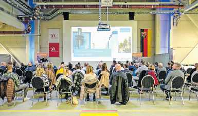 Informative Vorträge: Die Teilnehmer des zweiten Wirtschaftstreffs lernten die Corning GmbH kennen FOTO: SEBASTIAN BUSER/GRATIS