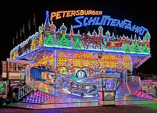 Beim Kulmbacher Volksfest darf man sich auch auf Neuheiten wie die ,,Petersburger Schlittenfahrt" und ein Kinderriesenrad freuen. FOTOS: PR