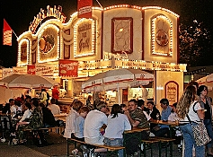 Beim Kulmbacher Volksfest darf man sich auch auf Neuheiten wie die ,,Petersburger Schlittenfahrt" und ein Kinderriesenrad freuen. FOTOS: PR