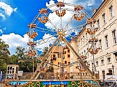 Beim Kulmbacher Volksfest darf man sich auch auf Neuheiten wie die ,,Petersburger Schlittenfahrt" und ein Kinderriesenrad freuen. FOTOS: PR