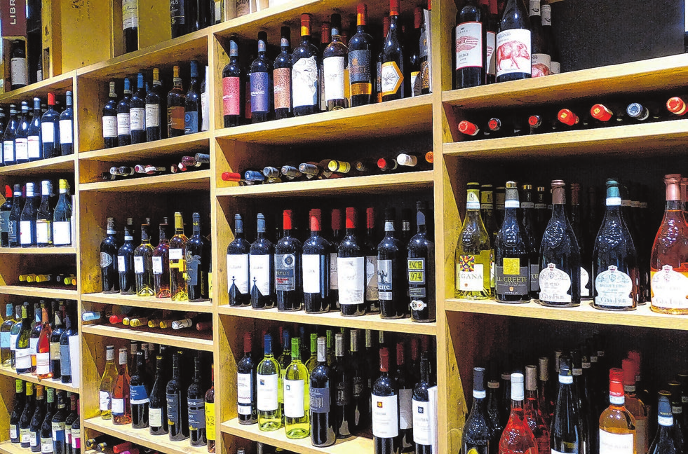 Großhändler Enzo Arenare bietet im neuen Gebäude in Bad Überkingen eine italienische Erlebniswelt an, unter anderem mit Wein.