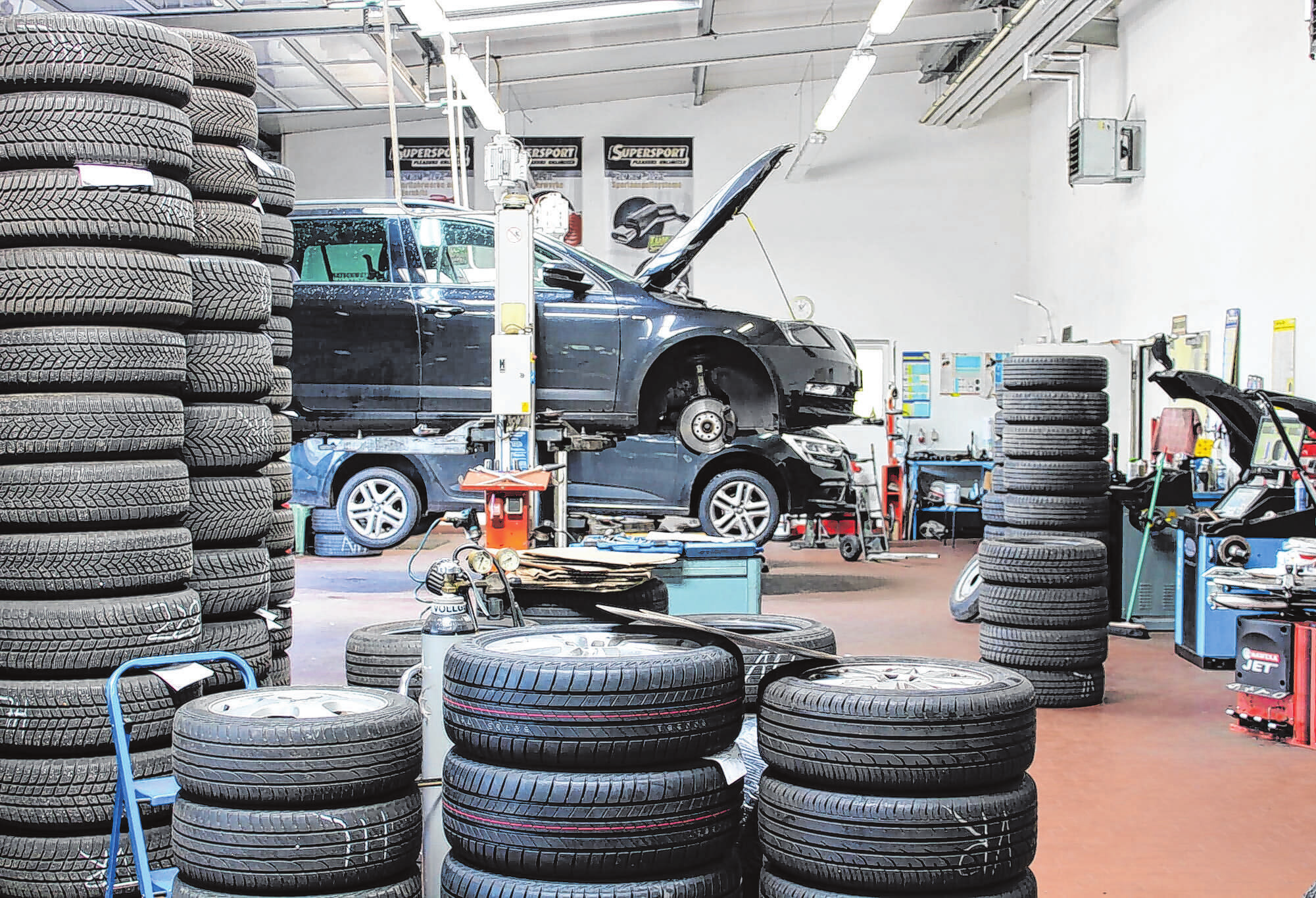 Blick in die Werkstatt: Reifen stehen für den Wechsel bereit.