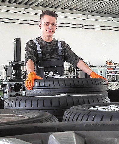 Max Mossin ist Azubi im zweiten Lehrjahr im Autohaus Frohn. Für den Sommer sucht das Unternehmen nicht nur einen weiteren Auszubildenden. FOTO C. LUKAS