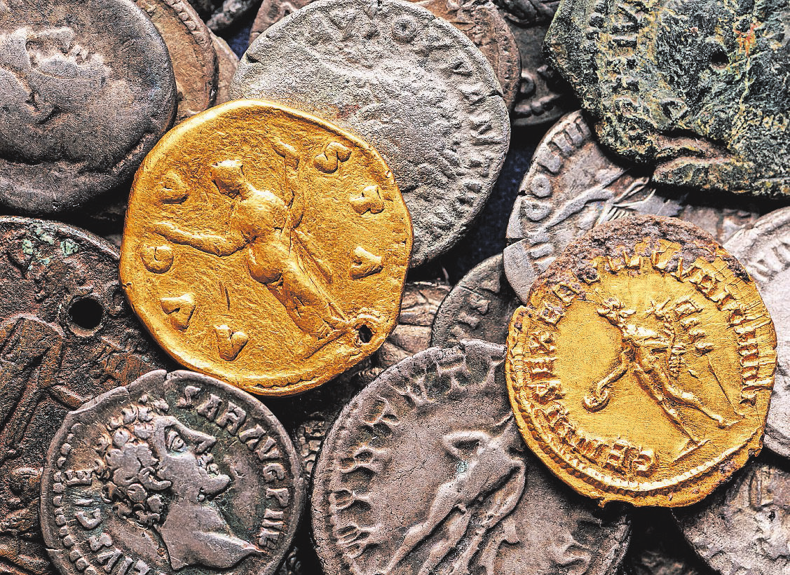 Ein Schatz römischer Gold- und Silbermünzen aus der Zeit um 249-251 n. Chr. FOTO: GETTY IMAGES/IURII BUKHTA