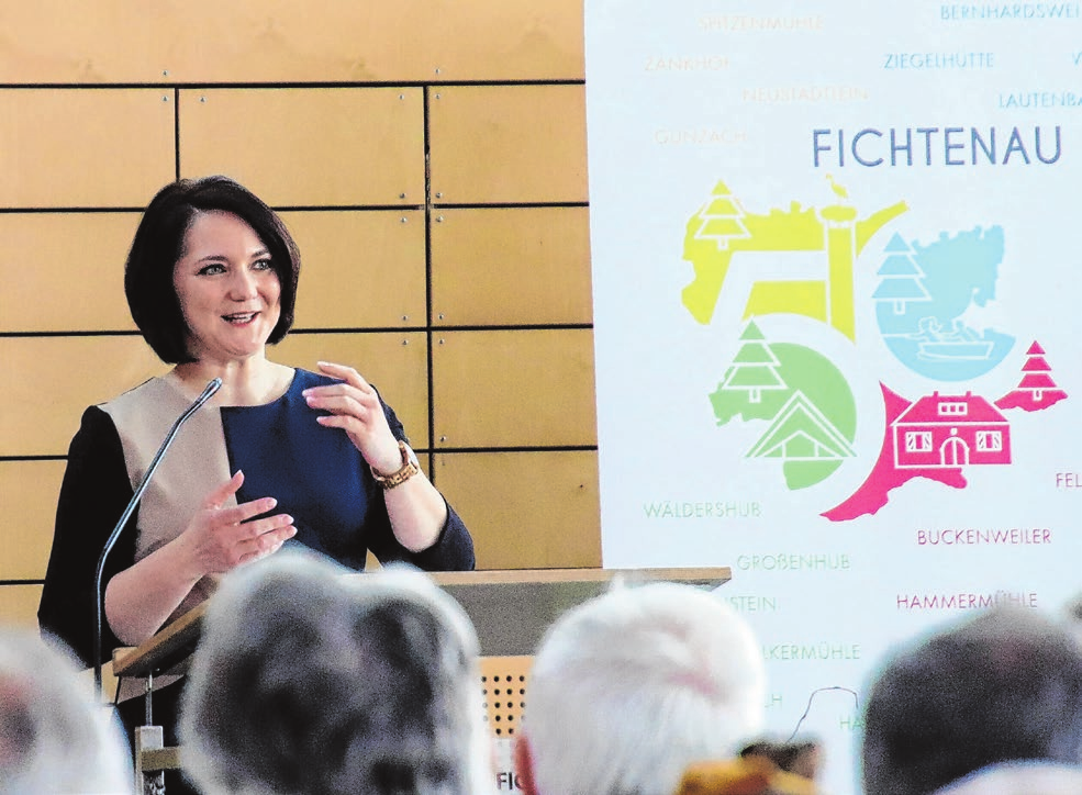Fichtenaus Bürgermeisterin Anja Schmidt-Wagemann mit dem eigens für das Jubiläum entworfenen Gemeinde-Logo. Foto: Ute Bartels