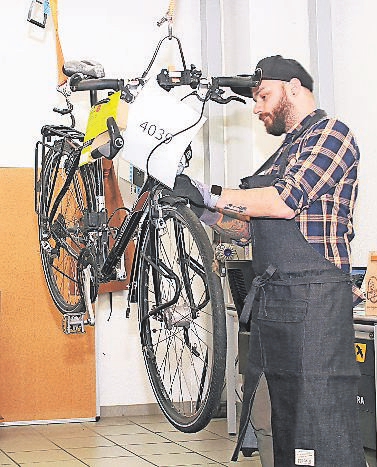 Otto Gerbacsich repariert ein Rad in der Werkstatt.