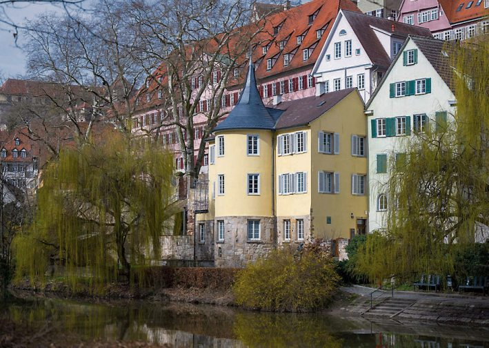 Zahllose Dächer in Tübingen und Umgebung haben die Mitarbeiter der Firma Peetz Bedachungen in den vergangenen 125 Jahren fachmännisch eingedeckt – wie beispielsweise der Hölderlinturm, der vor ?? Jahren ein neues Schieferdach bekam. 
