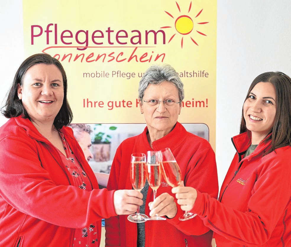 Anlass zum Feiern: Das kaufmännische Team Anita Hager, Ute Zeller (Leitung) und Denise Koch (v.li.) stößt auf den Firmengeburtstag an.