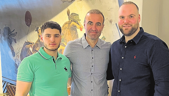 Familienunternehmen: Inhaber Deniz Caliskan (rechts) mit Vater Gürkan Caliskan und Cousin Koray Topuz vor der Wand mit den Dachs-Gemälden. 