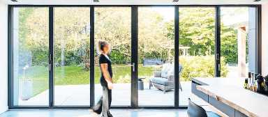 Fensterflächen vergrößern und gleichzeitig Energie sparen: Moderne, wärmedämmende Verglasungen machen es möglich. FOTO:DJD/SOLARLUX/MALIKPAHLMANN