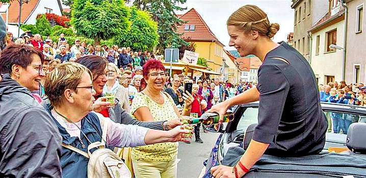 Dicht gesäumte Straßenränder zum Winzerfest letzten Jahres in Freyburg, nachdem Gebietsweinkönigin Luise Böhme durch ihre Nachfolgerin abgekrönt wurde. FOTO: TORSTEN BIEL