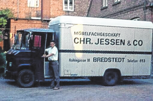 Damit waren viele Transporte möglich: Eine große Errungenschaft war der erste geschlossene Möbelwagen. Fotos: Möbel Jessen