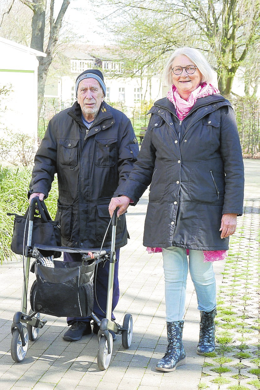 An seinem Rollator dreht Dieter Behrens gerne eine Runde durch den Park des Seniorenwohnparks Burgholz. Mit dabei Heidi Schulz, die Leiterin der Tagespflege. FOTOS SHDO