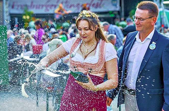 Larissa Schreiber und Freyburgs Bürgermeister Mänicke bei der Eröffnung des Winzerfestes im letzten Herbst. FOTO: BIEL