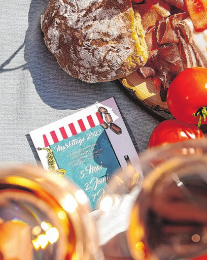 Wein und Brot und Geräuchertes mit Tomaten: Das Tischlein ist wieder gedeckt.