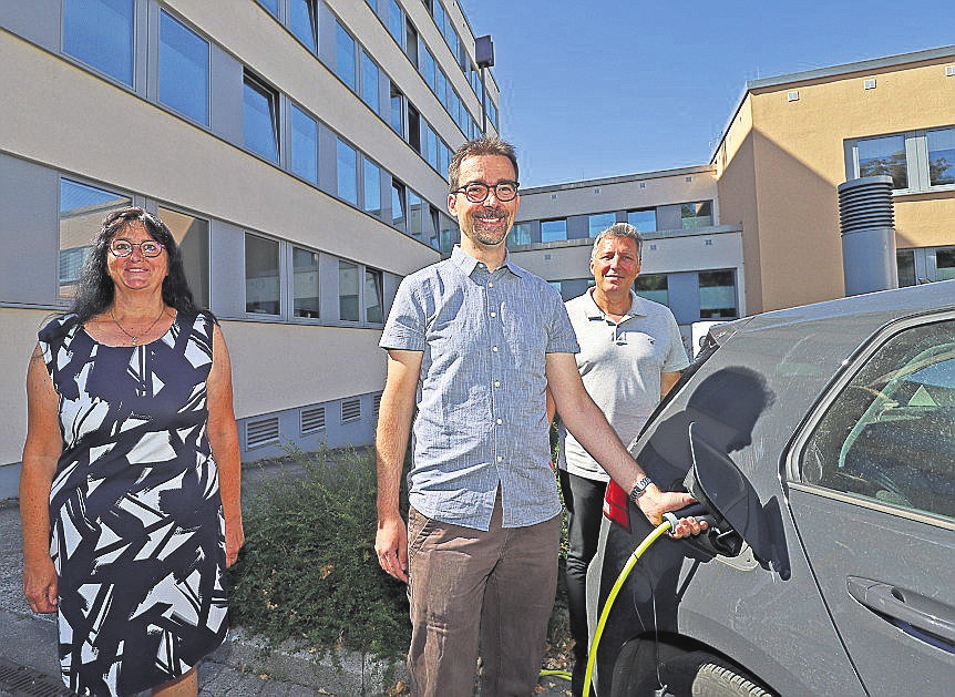 Andere Zeiten: Kamens Klimaschutzmanager Gerald Müller (M.), Bürgermeisterin Elke Kappen und Dr. Uwe Liedtke am Elektroauto der Stadtverwaltung.  FOTO: DRAWE (A)
