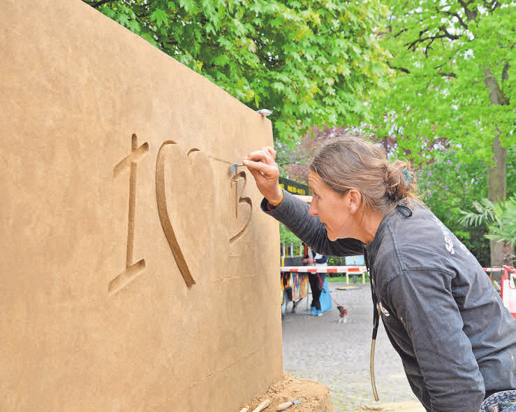 ,,I love B - Ich liebe Burgdorf" - auch das Logo der Stadtsparkasse Burgdorf wird in die Sandskulptur eingearbeitet.