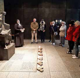 Gebet der Recklinghäuser Gruppe 2022 mit Sr. Teresia Benedicta in der Krypta von Maria Regina Martyrum (Foto: privat)