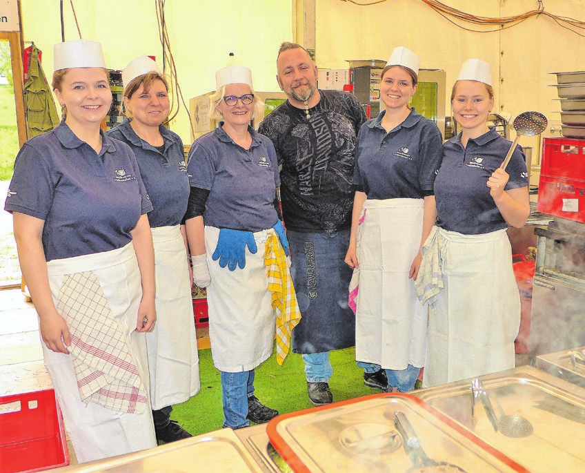 Gruß aus der Zeltküche: Ein bewährtes Team sorgt dafür, dass wirklich niemand beim Mai-Fest hungrig bleiben muss.