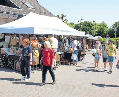 Zahlreiche Krämer- und Bauernmarktstände präsentieren im Festgelände den Besuchern ihre Waren. FOTO: STEFAN ENDLICH