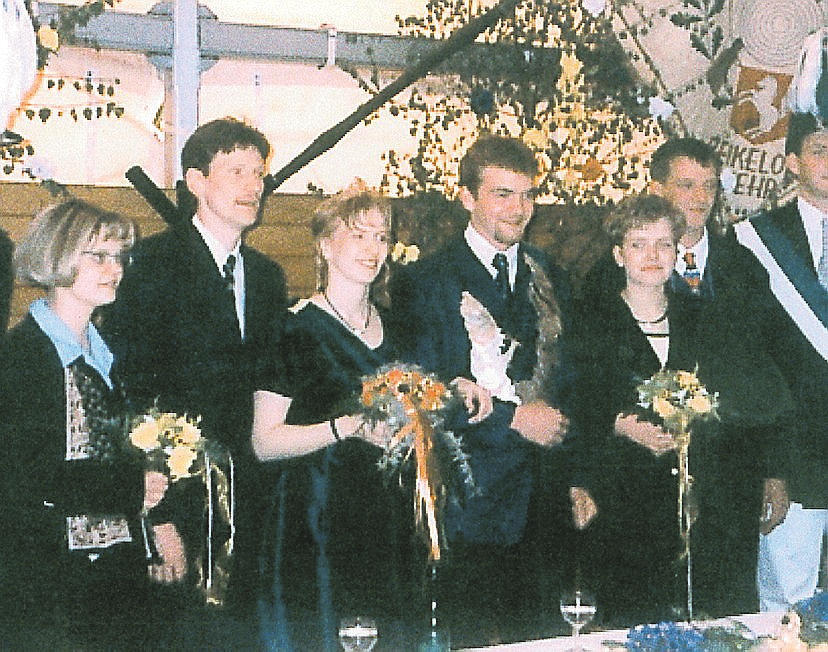 Das Königspaar vor 25 Jahren: Vor 25 Jahren holte Matthias Rusche die letzten Reste des Vogels von der Stange. Seine Königin im Jahr 1998 war Margret Büttelbrock.