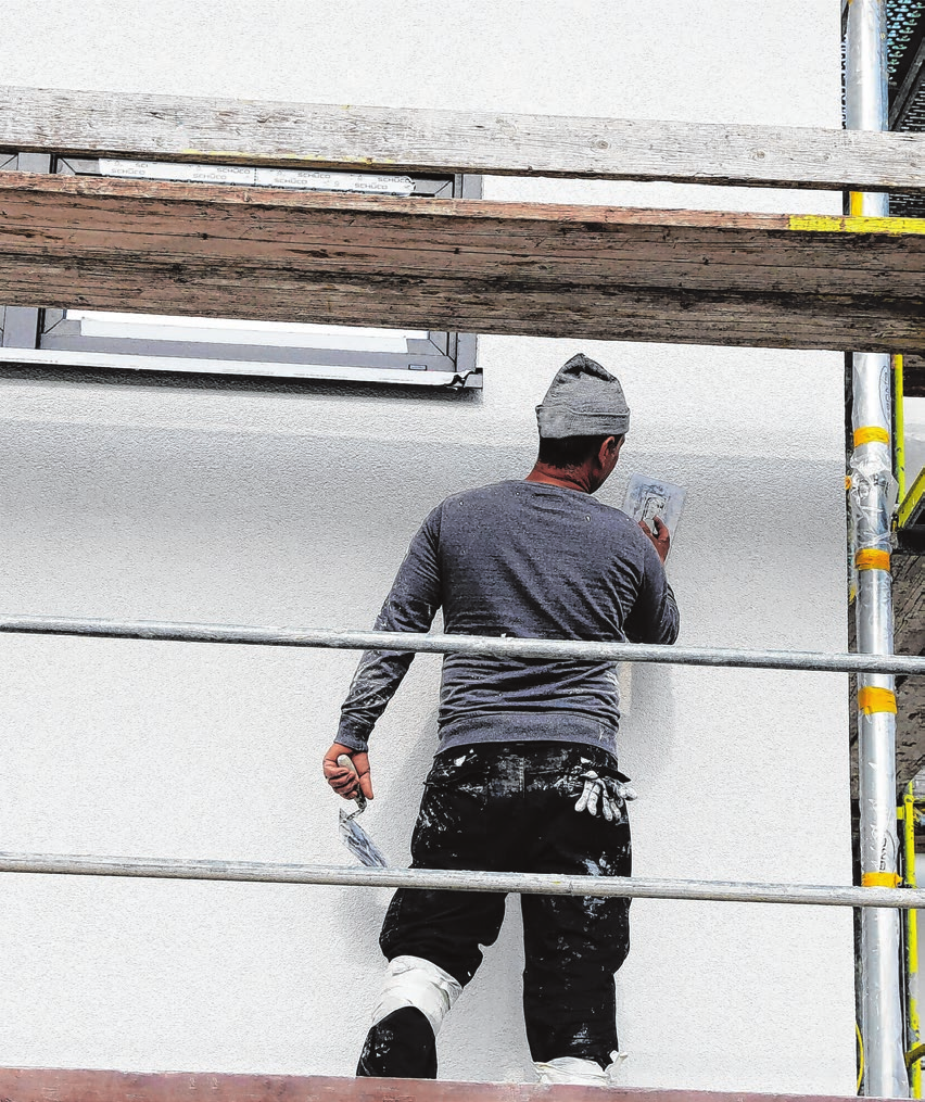 Gut geschützt dank Gerüst: Maler arbeiten oftmals in luftiger Höhe - zum Beispiel wenn es gilt, Fassaden zu streichen und den Untergrund entsprechend vorzubereiten. Foto: © U. J. Alexander/adobe.stock.com