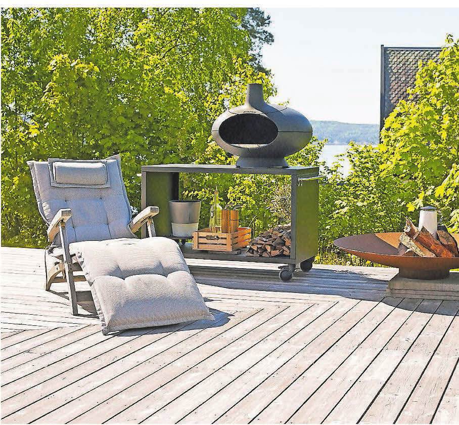 Auf der Terrasse werden Möbel und Pflanzen harmonisch zu einer Einheit kombiniert. Unverzichtbar für einen ansprechenden Gesamteindruck ist der passende Bodenbelag. FOTO: DJD/KEBONY.DE/PER ERIK JÆGER