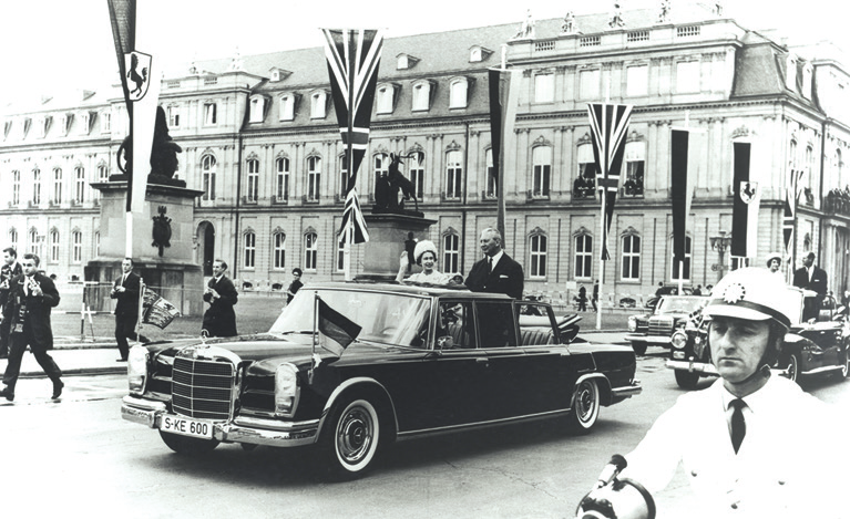 Queen Elisabeth II. im Jahre 1965 mit Kurt-Georg Kiesinger, damals baden-württembergischer Ministerpräsident, im 600er in Stuttgart