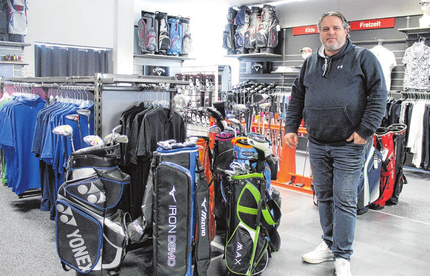 Geschäftsführer Andreas Schroer in der sehr gut sortierten Golf-Abteilung. Fotos: Hardy Kromer