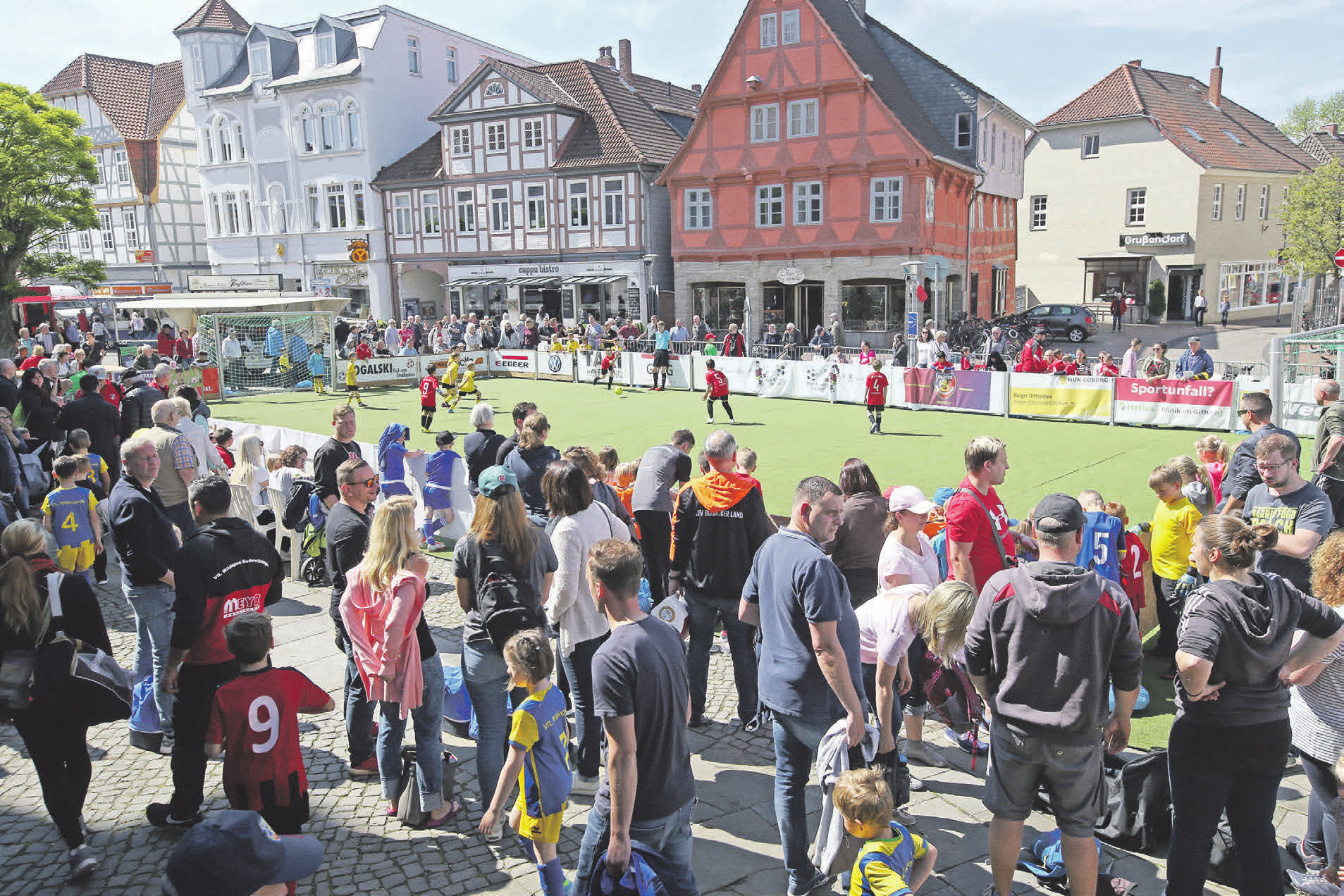 Das Sport-Event für den Kicker-Nachwuchs lockt stets auch hunderte Zuschauer in die Gifhorner Innenstadt. Fotos (3): Michael Franke