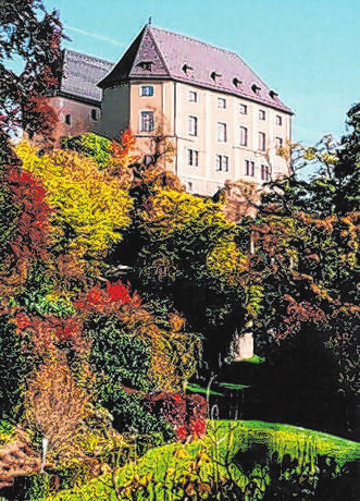 Ein Wahrzeichen von Steyregg: das Schloss und das Wappen der Stadtgemeinde