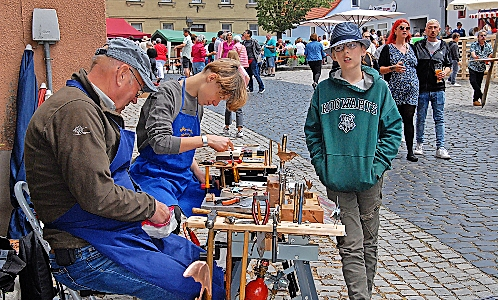 Der Markt Einersheimer Herbert Deppisch - hier mit seinem Enkel - lässt sich beim Werkeln gerne auf die Finger schauen. FOTO: HARTMUT HESS