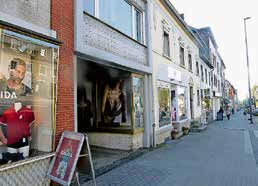 Zu beiden Seiten der Trierer Straße ist am Sonntag Shopping-Time. Dann zeigt der Brander Einzelhandel wieder seine ganze Vielfalt. Foto: A. Rüben