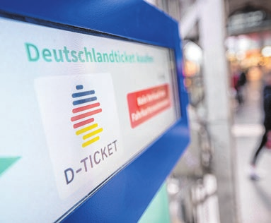 Mit dem 49 Euro teuren Deutschlandticket bundesweit mobil im Nah- und Regionalverkehr. Manche Arbeitgeber erstatten ihren Beschäftigten sogar die Kosten dafür. Foto: Sebastian Gollnow/dpa-mag