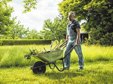 Erledigt ein Profi ihre Gartenarbeit gegen Bezahlung? Dann können Sie die Kosten von der Steuer absetzen. Foto: Christin Klose/ dpa-mag