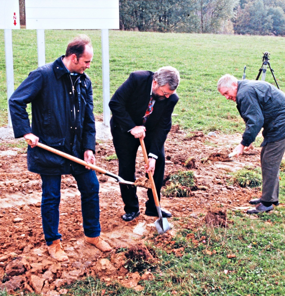 Der damalige Oberbürgermeister Willi Schmöller (Mitte) beim Spatenstich zum Baubeginn für das Projekt „peb". 