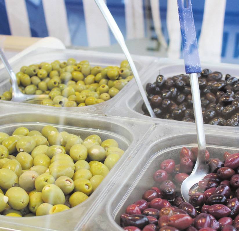 Oliven gibt's in Hülle und Fülle: in Grün, in Rot, in Schwarz, mit oder ohne Kerne, und immer würzig-lecker. Folo: mes