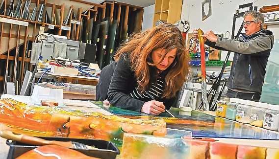 Gemälderestauratorin Sabine Schipek-Wuntscheck malt Motive. Sie ist seit 24 Jahren die große Stütze im Betrieb.