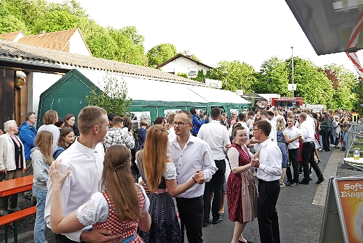 Stimmung bei der Kauerndorfer Kerwa. FOTOS: PR