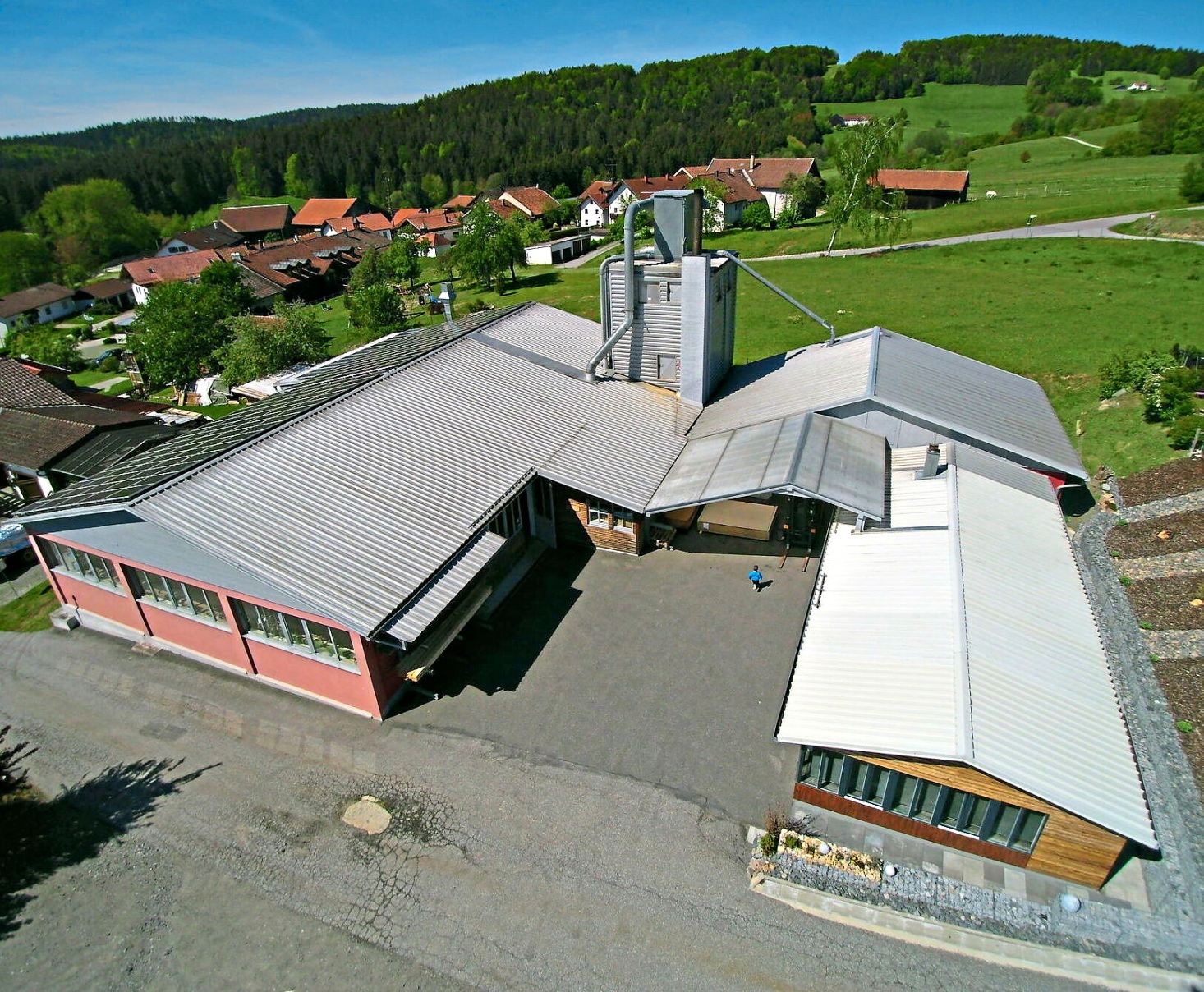 Seit 30 Jahren gibt es die Schreinerei Loibl in Haibach und viele Investitionen, Um- und Anbauten wurden seit dieser Zeit getätigt.
