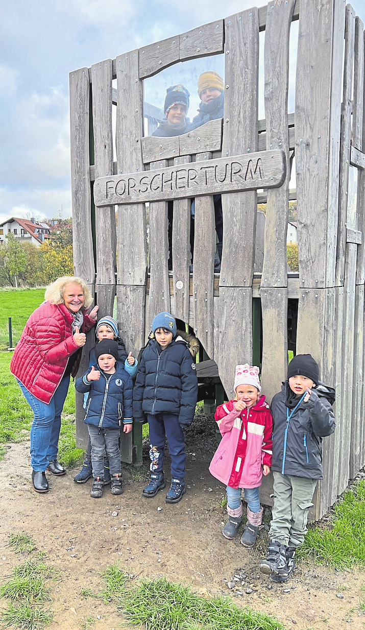 Kita-Leiterin Martina Wehner-Schleicher - hier mit Kindern am Forscherturm - blickte bereits gegen Ende des vergangenen Jahres mit Vorfreude auf die jetzt vollzogene Kita-Einweihung. Foto: Mirko Luis