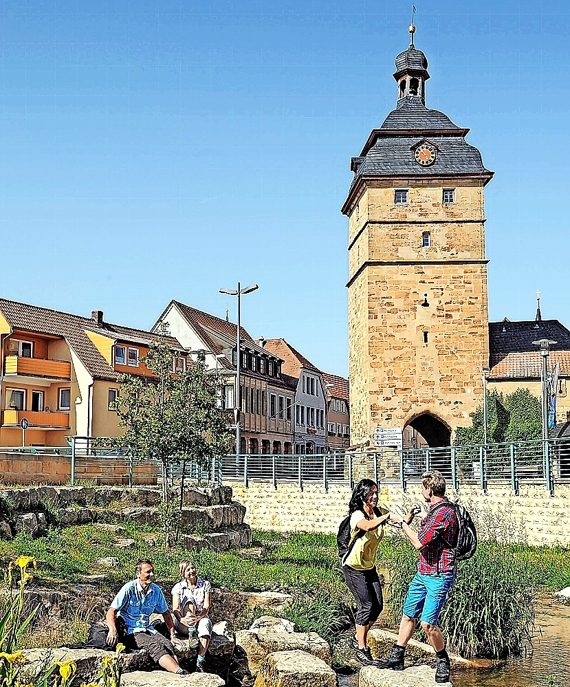 Der hübsche Stadtturm von Bad Staffelstein zeigt sich bei herrlichem Frühlingswetter. FOTO: KUR & TOURISMUS SERVICE BAD STAFFELSTEIN