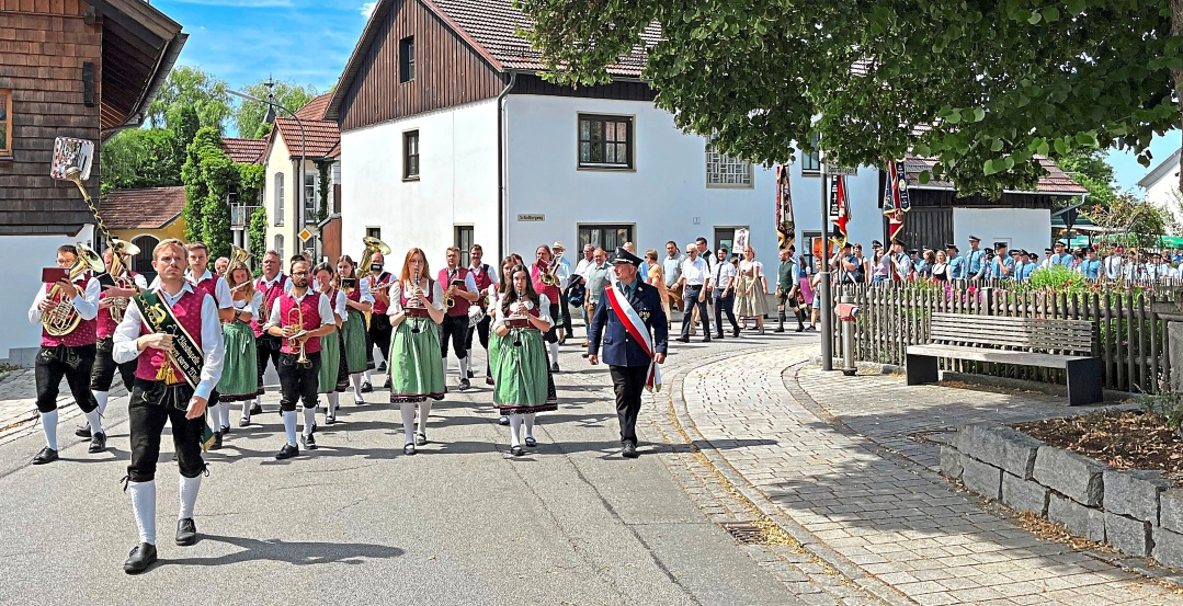 Die Tiefenbacher können feiern, das wurde beim Bürgerfest 2022 bewiesen, wozu der Fest-zug mit der Blaskapelle Kirchberg v.W. den Auftakt bildete