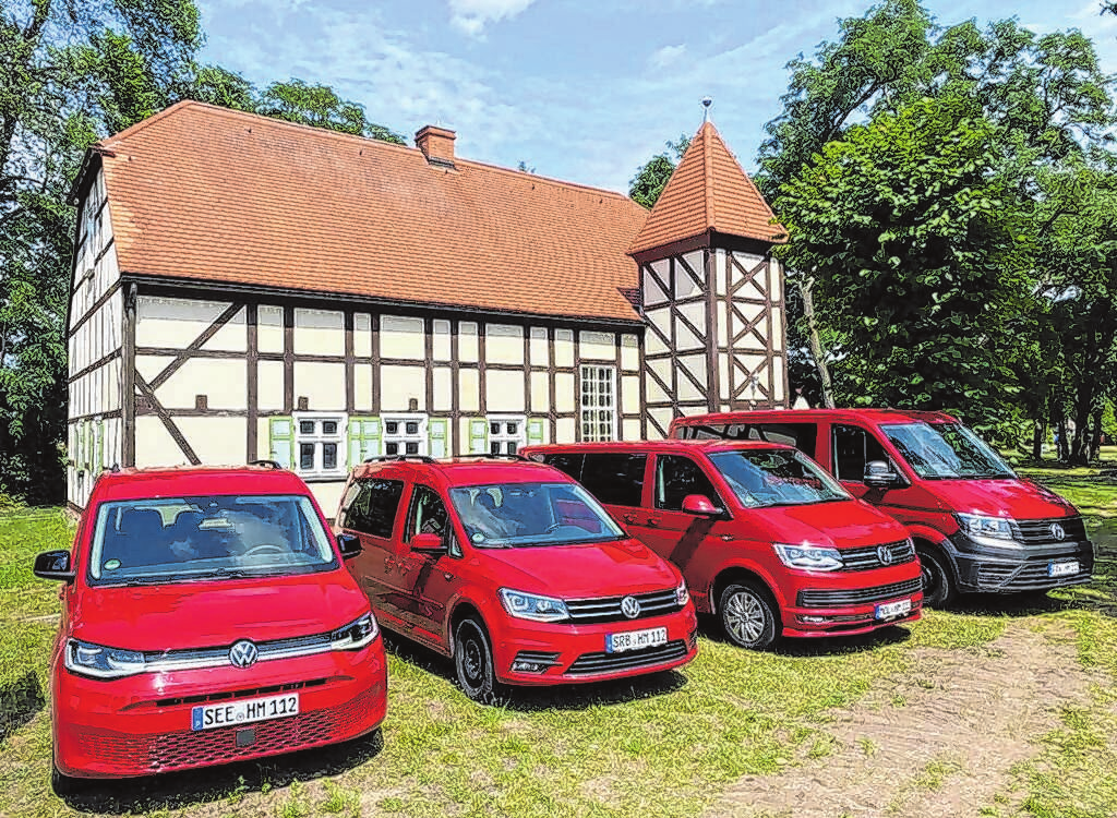 Vier leuchtend rote Fahrzeuge gehören heute zum Fuhrpark der Firma.