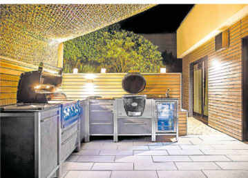 Es bietet sich an, die Outdoorküche zu überdachen oder einen Sonnenschutz einzuplanen. Foto: Burnout Kitchen/VDM/dpa-tmn